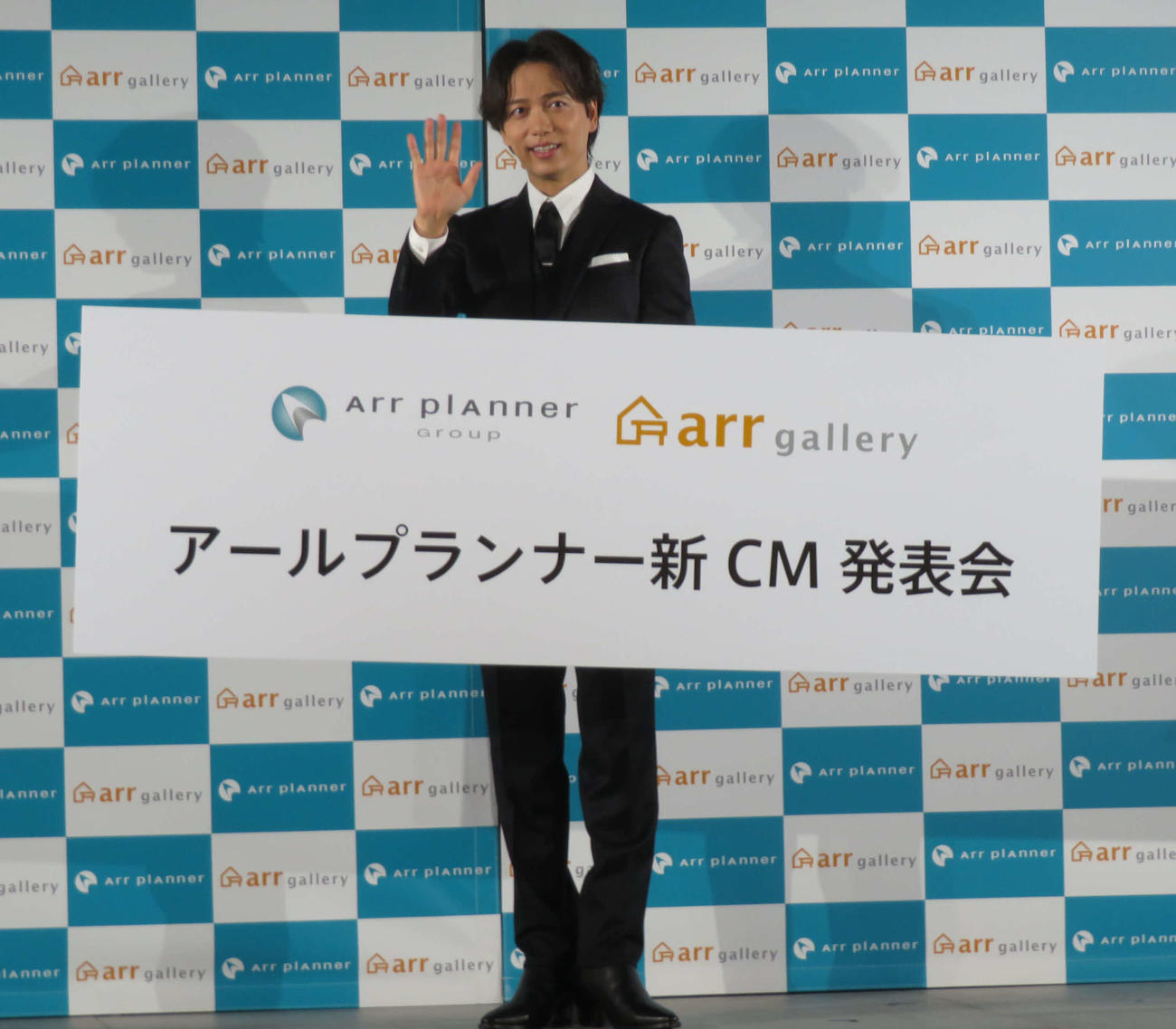 アールプランナーの新CM発表会で理想の家のモデルを前に笑顔の山崎育三郎（撮影・村上幸将）