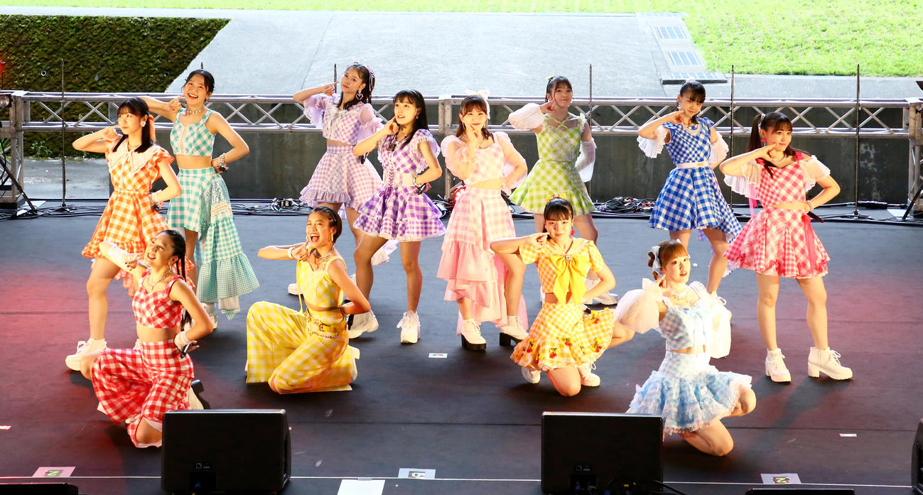 初の野外ワンマンライブ「つばきファクトリーの夏祭り　2022　～灼熱～∨」を行ったつばきファクトリー