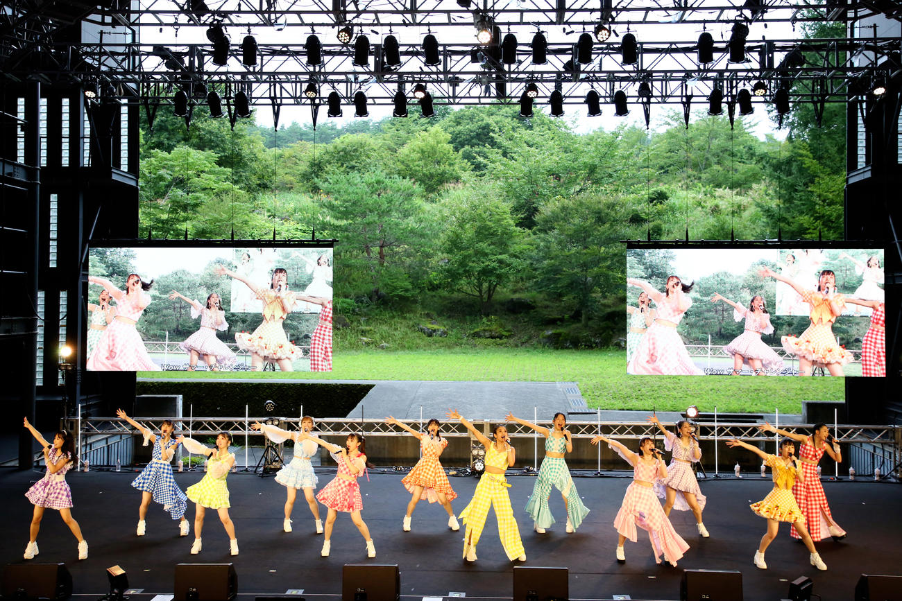 初の野外ワンマンライブ「つばきファクトリーの夏祭り　2022　～灼熱～∨」を行ったつばきファクトリー