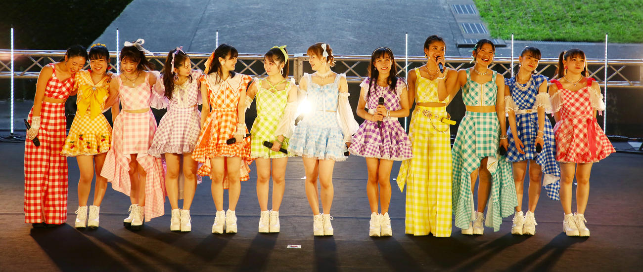 初の野外ワンマンライブ「つばきファクトリーの夏祭り　2022　～灼熱～∨」を行ったつばきファクトリー