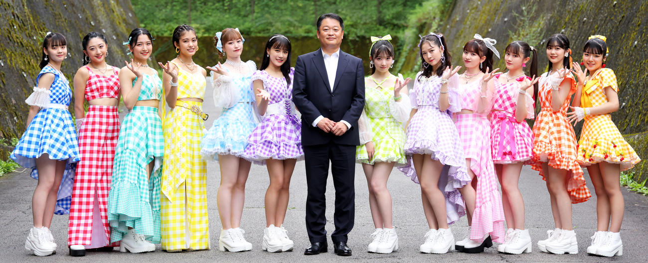 つばきファクトリーは、初の野外ワンマンライブ「つばきファクトリーの夏祭り　2022　～灼熱～∨」を行った。左から福田真琳、秋山眞緒、小野瑞歩、岸本ゆめの、新沼希空、河西結心、山梨・長崎幸太郎県知事、山岸理子、谷本安美、浅倉樹々、小野田紗栞、八木栞、豫風瑠乃