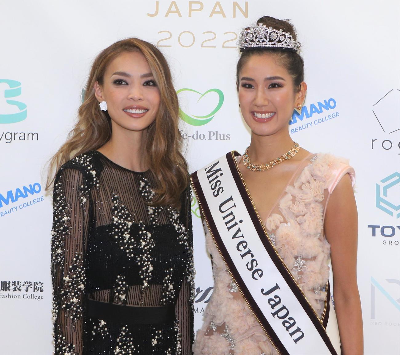 「2022　ミス・ユニバース・ジャパンファイナル」で日本代表に決まった坂本麻里ベレンさん（右）と2008年ミス・ユニバース日本代表の美馬寛子（撮影・藤塚大輔）