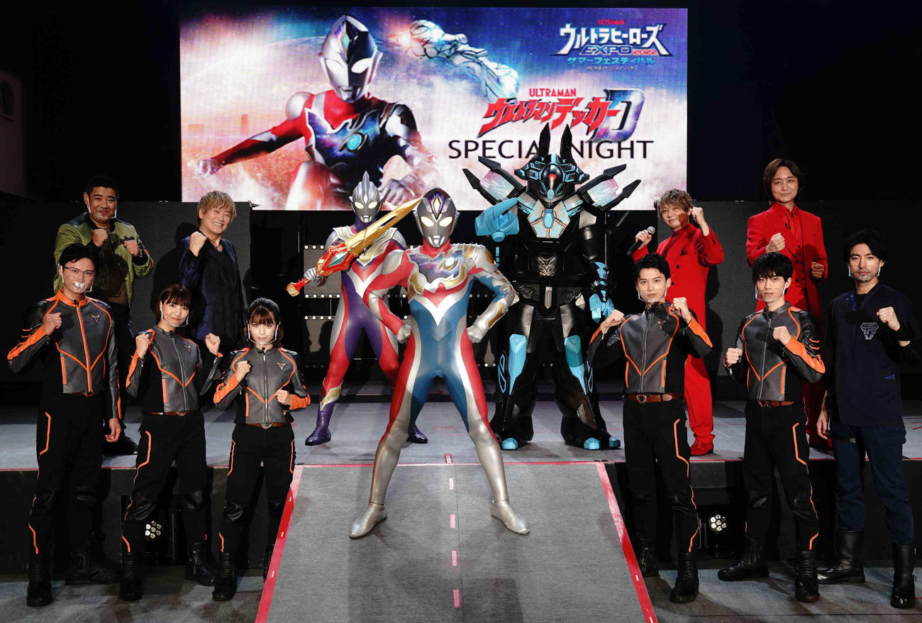 「ウルサマ2022『ウルトラマンデッカー』スペシャルナイト」に出席した、前列左から黄川田雅哉、宮澤佐江、村山優香、松本大輝、大地伸永、小柳友、後列左から武居正能監督、影山ヒロノブ、SCREEN modeの2人