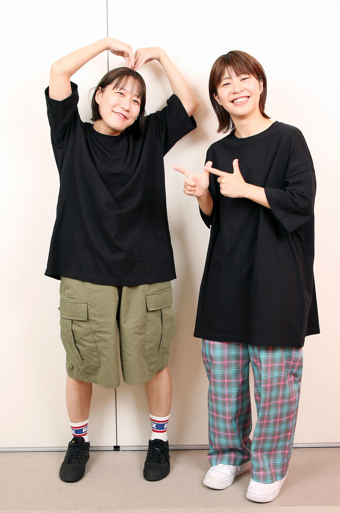 Aマッソ第9回単独ライブ「与、坐さうず」インタビュー　面白ポーズを決めるお笑いコンビのAマッソ村上愛（左）と加納愛子
