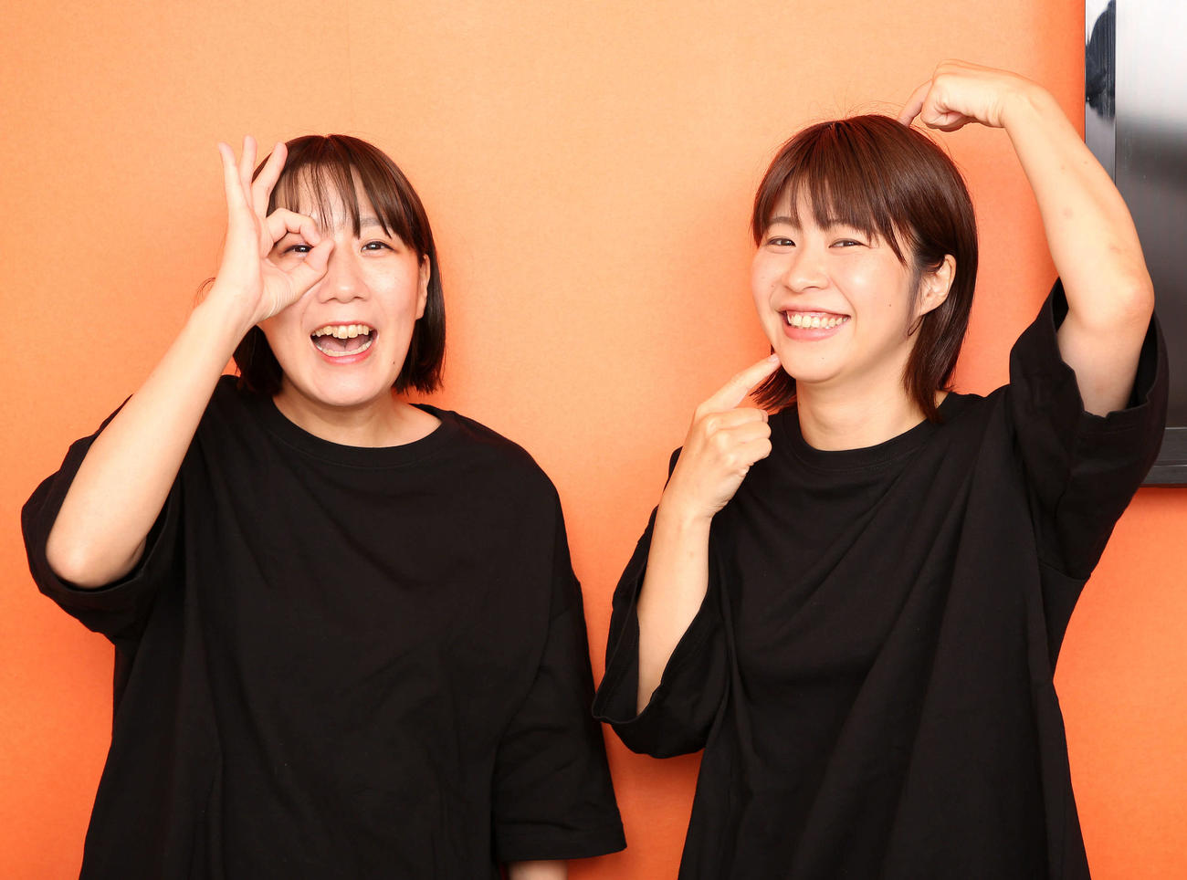 笑顔を見せるAマッソ村上（左）と加納（撮影・宮地輝）