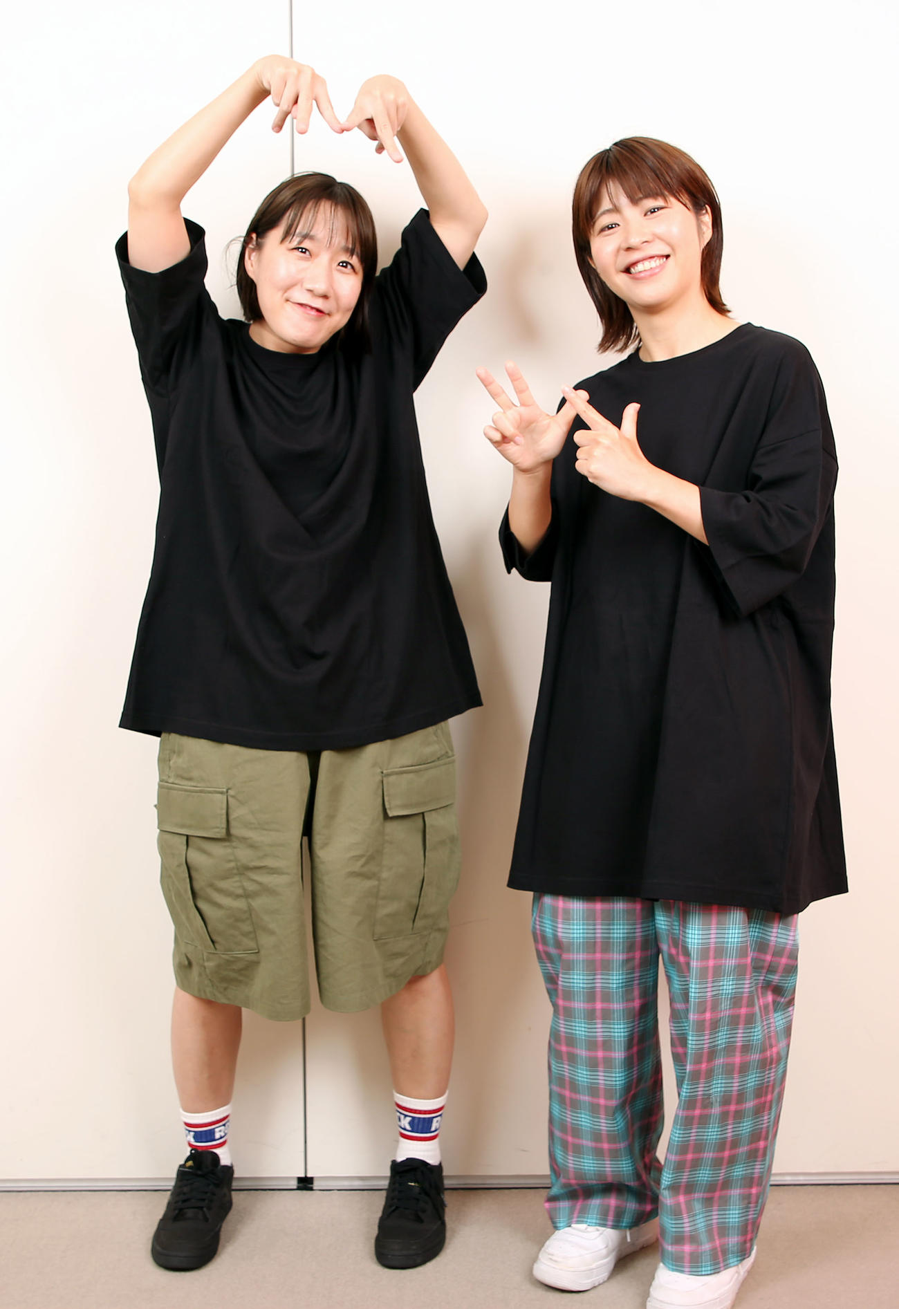 笑顔を見せるAマッソ村上（左）と加納（撮影・宮地輝）