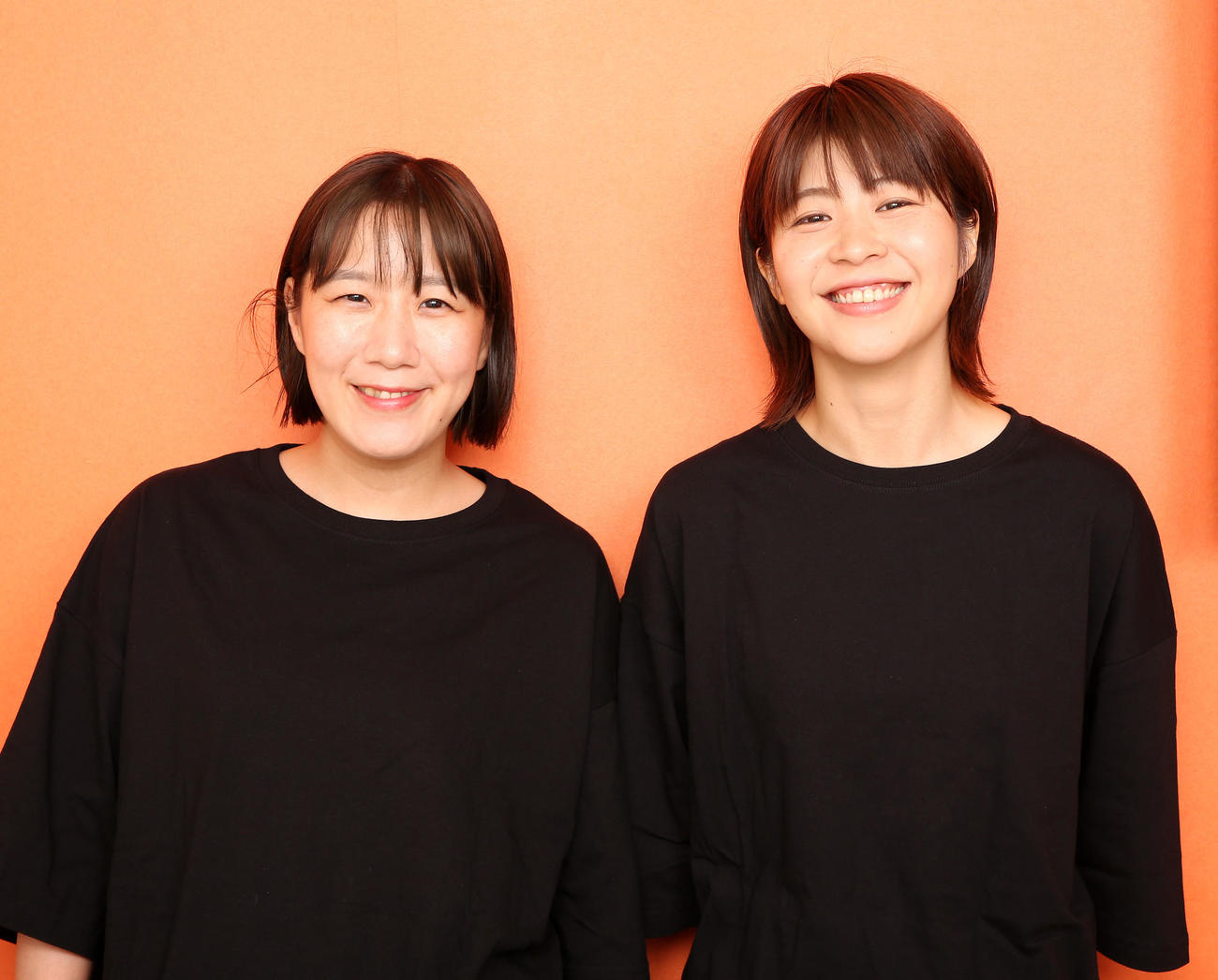 Aマッソ第9回単独ライブ「与、坐さうず」インタビュー　笑顔がすてきなお笑いコンビのAマッソ村上愛（左）と加納愛子