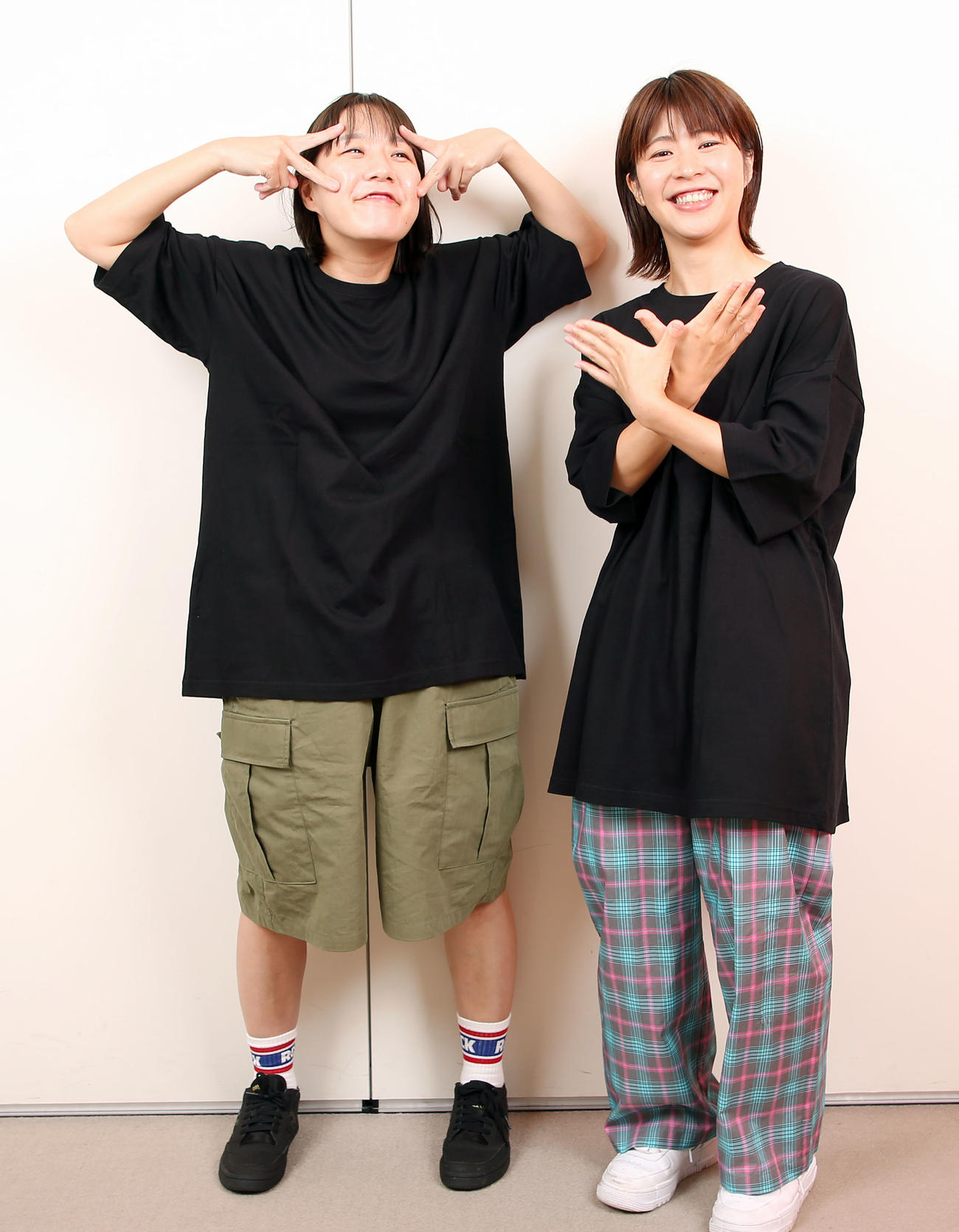 Aマッソ第9回単独ライブ「与、坐さうず」インタビュー　面白ポーズを決めるお笑いコンビのAマッソ村上愛（左）と加納愛子