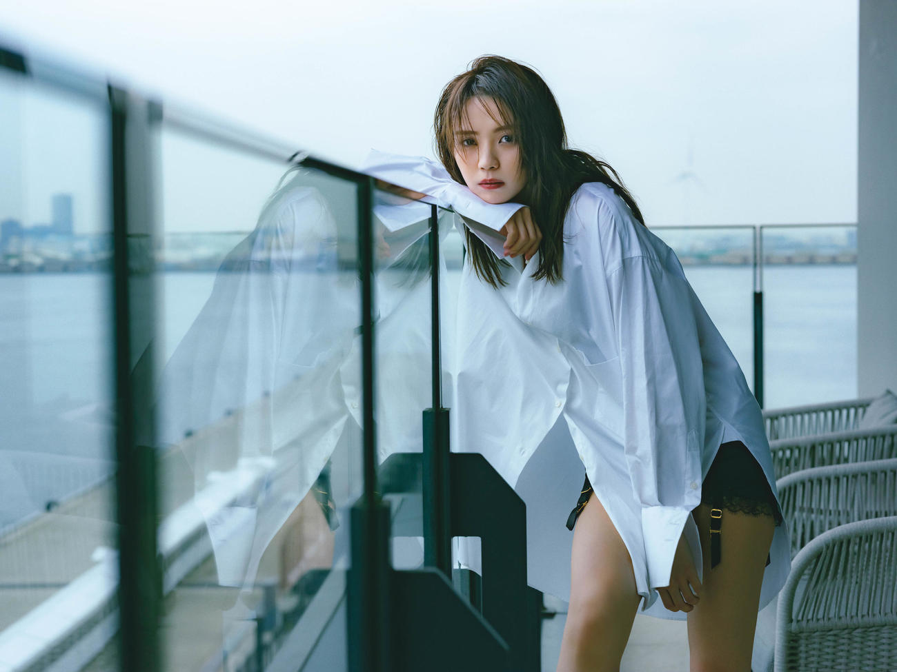 櫻坂46小林由依セカンド写真集の先行カット（撮影：柴田フミコ／小林由依2nd写真集『タイトル未定』講談社）