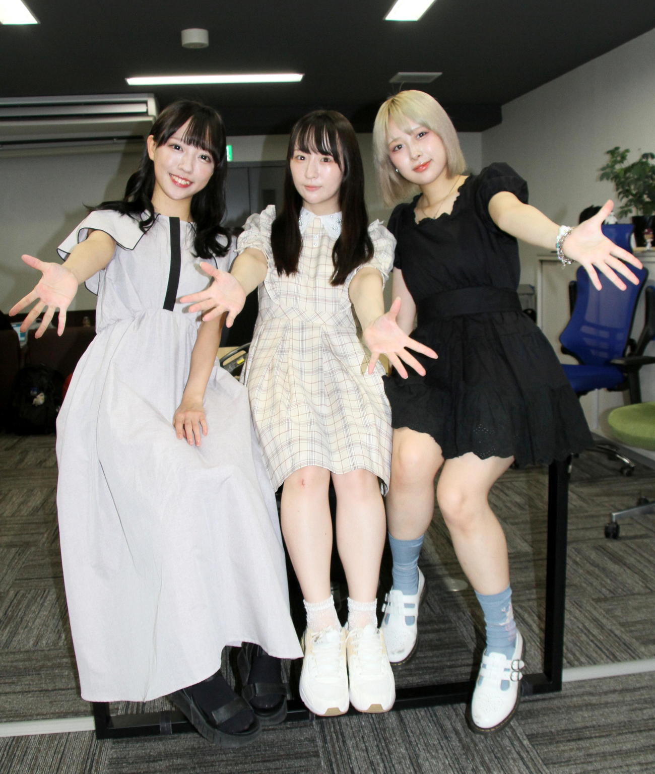 9月から始まるツアーPRのため来社した、クマリデパートの左から小田アヤネ、山乃メイ、楓フウカ