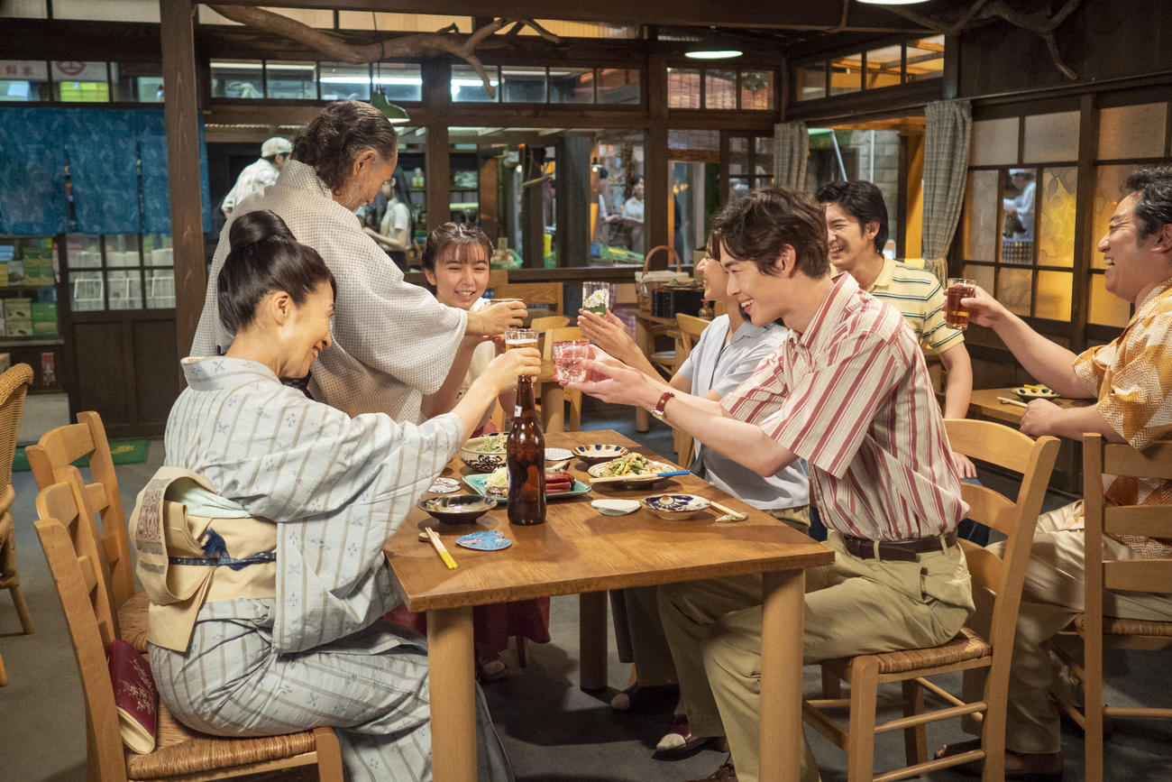 朝ドラ「ちむどんどん」より。姉・暢子の店を手伝うため上京した比嘉歌子（左から3人目＝上白石萌歌）の歓迎会が行われた(C)NHK