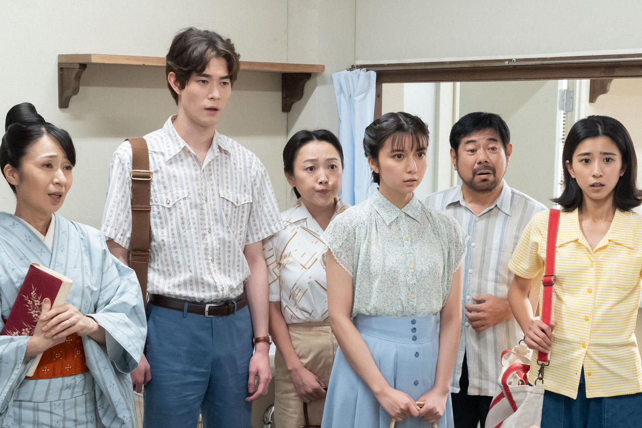 朝ドラ「ちむどんどん」より。砂川智の病院に駆けつけた青柳暢子（右端＝黒島結菜）、青柳和彦（左から2人目＝宮沢氷魚）、比嘉歌子（左から4人目＝上白石萌歌）ら(C)NHK