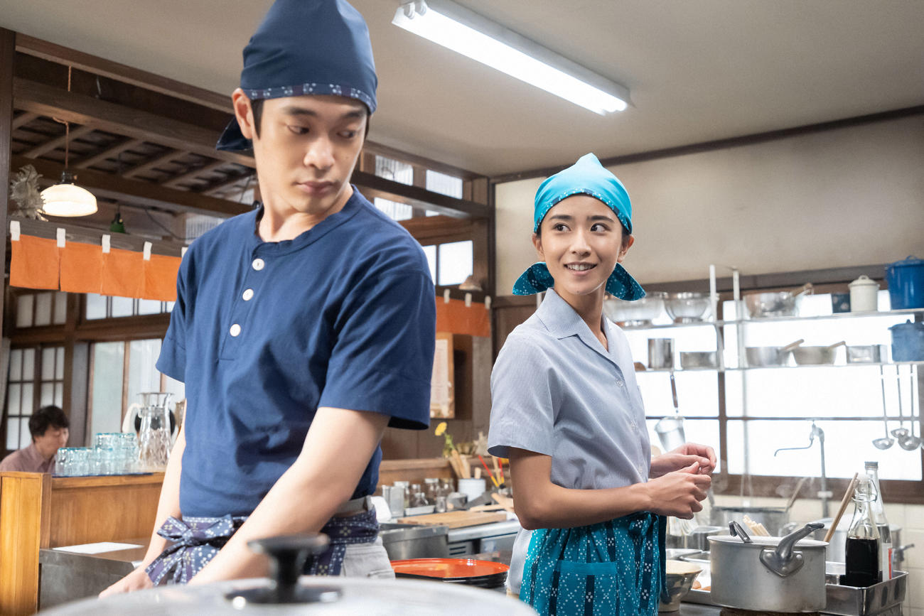 朝ドラ「ちむどんどん」より。開店した沖縄料理店「ちむどんどん」で働く青柳暢子（黒島結菜）と矢作知洋（井之脇海）(C)NHK