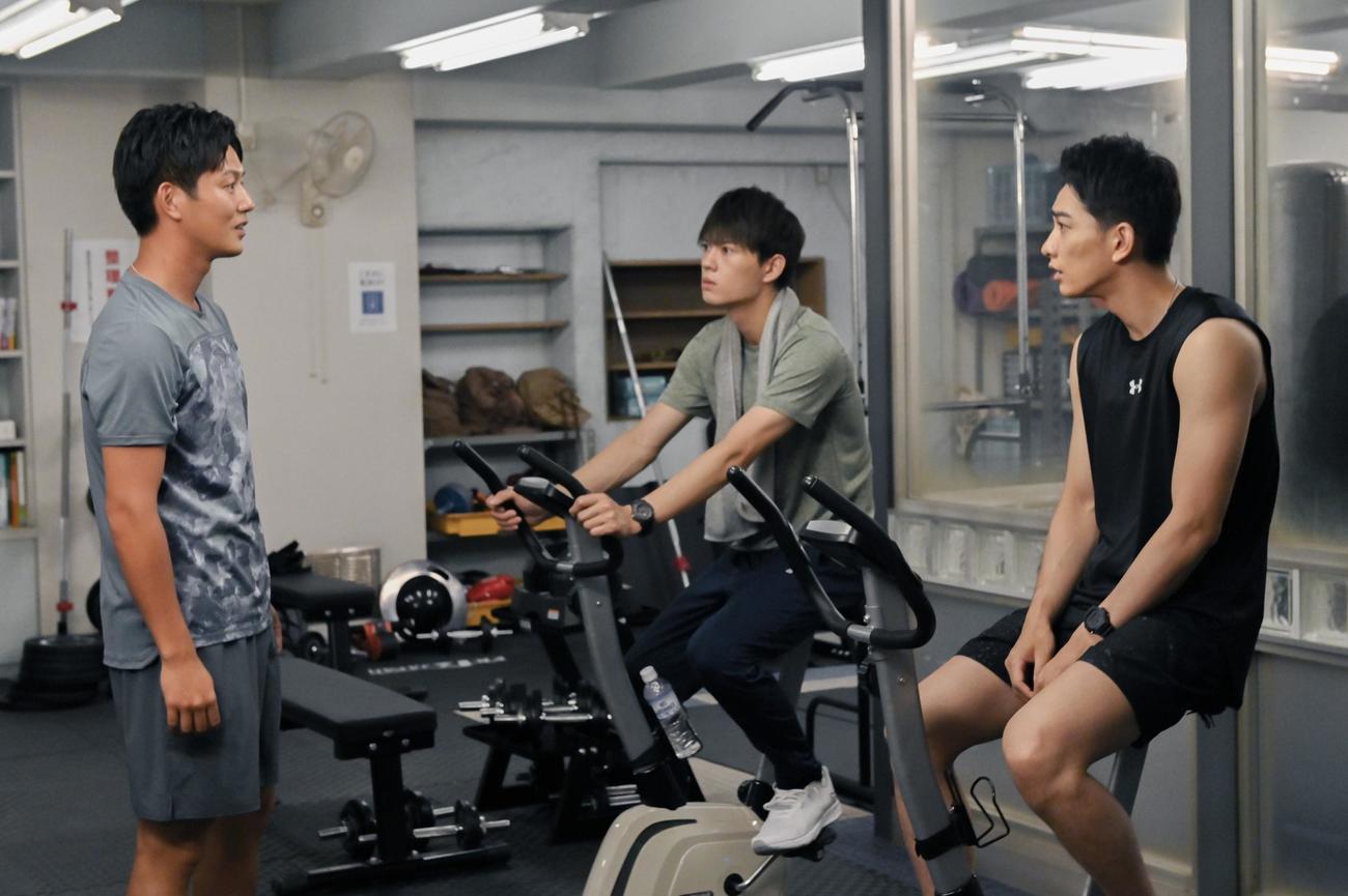 風間速人（工藤阿須加＝左）から合コンに誘われた馬場良成（佐野勇斗＝中）と国生宙（町田啓太）（C）フジテレビ
