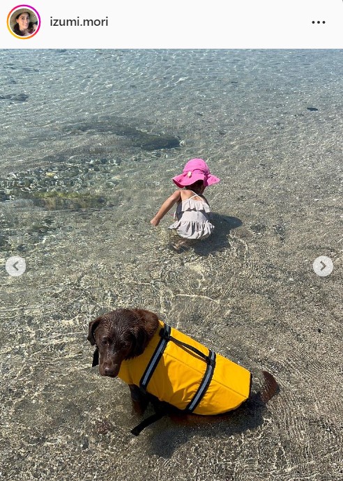 海辺で遊ぶ森泉の長女と愛犬