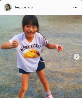 タコスのプリント入りTシャツ姿で屋外で笑う小２の時の池端杏慈（インスタグラムより）
