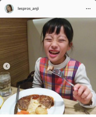 ハンバーグを食べながら笑顔を見せる小２の時乃池端杏慈（インスタグラムより）