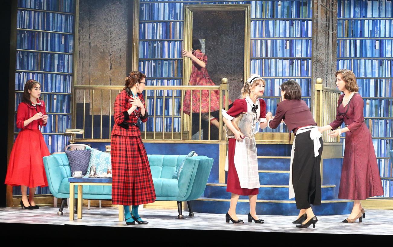 舞台「8人の女たち」の公開ゲネプロに臨む左から蘭乃はな、水夏希、夢咲ねね、久世星佳、湖月わたる（撮影・藤塚大輔）