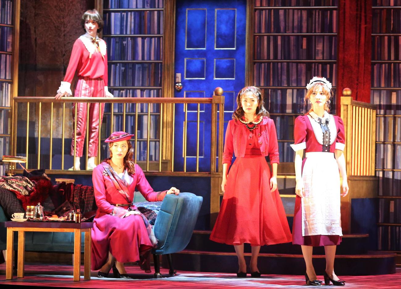 舞台「8人の女たち」の公開ゲネプロに臨む前方左から珠城りょう、蘭乃はな、夢咲ねね、左上の花乃まりあ（撮影・藤塚大輔）