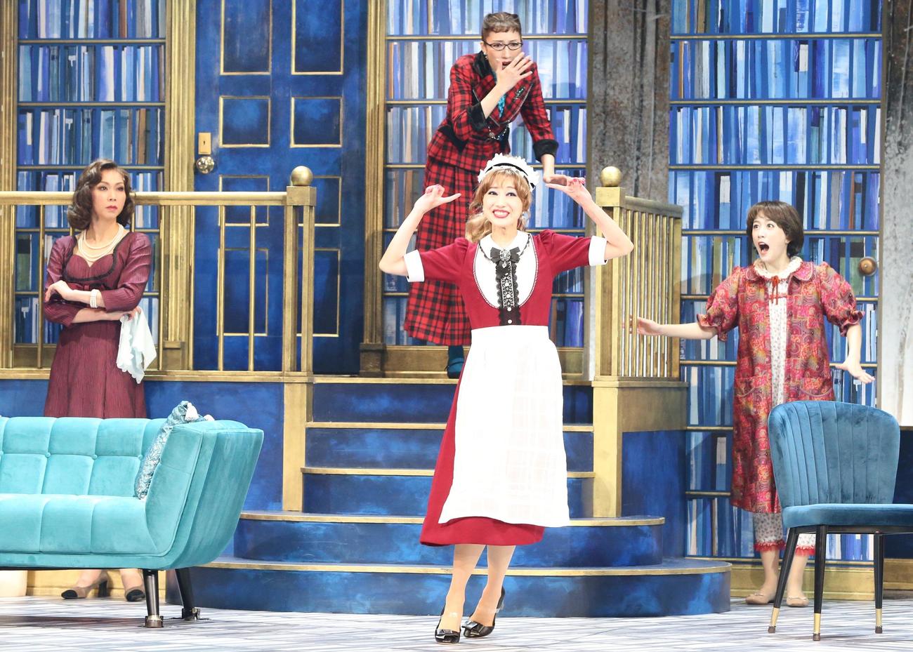 舞台「8人の女たち」の公開ゲネプロに臨む夢咲ねね（中央）と後方左から湖月わたる、水夏希、花乃まりあ（撮影・藤塚大輔）