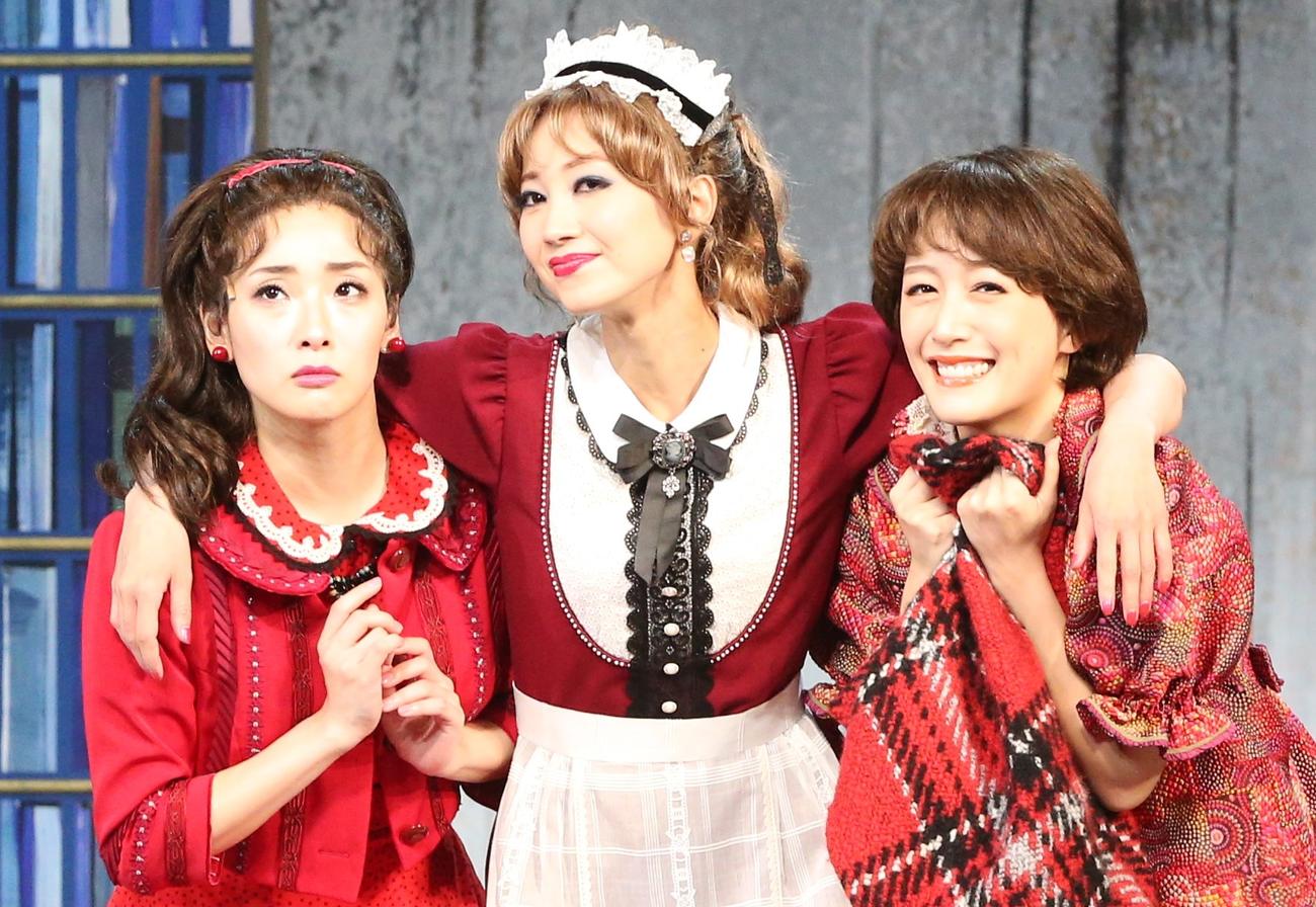 舞台「8人の女たち」の公開ゲネプロに臨む左からシュゾン役の蘭乃はな、ルイーズ役の夢咲ねね、カトリーヌ役の花乃まりあ（撮影・藤塚大輔）