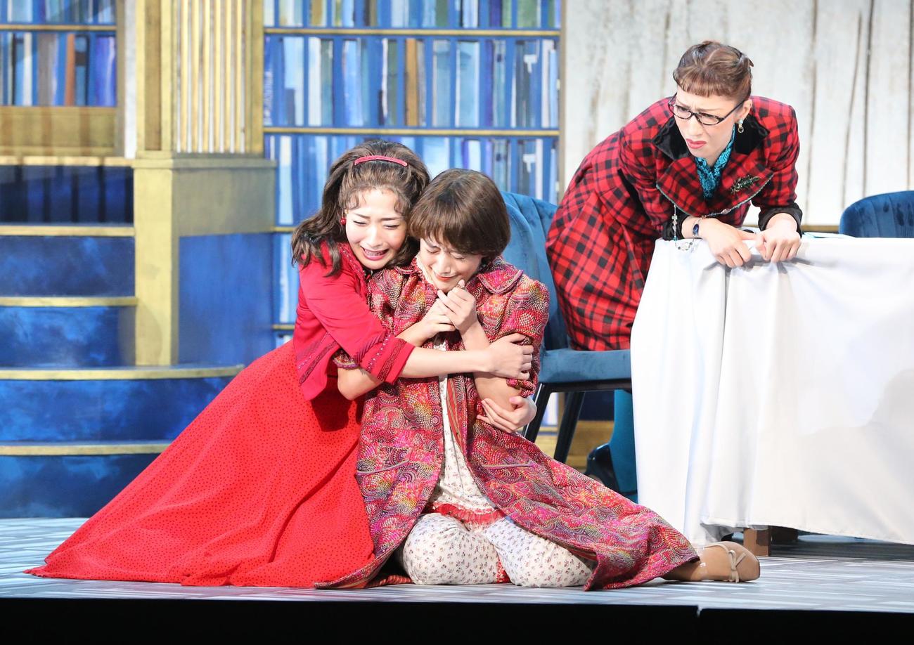 舞台「8人の女たち」の公開ゲネプロで左からシュゾン役の蘭乃はな、カトリーヌ役の花乃まりあ、オーギュスティーヌ役の水夏希（撮影・藤塚大輔）