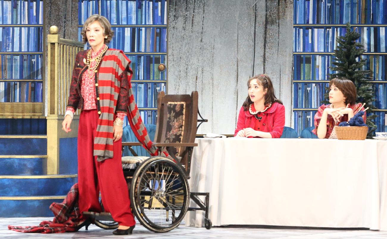 舞台「8人の女たち」の公開ゲネプロに臨む左からマミー役の真琴つばさ、シュゾン役の蘭乃はな、カトリーヌ役の花乃まりあ（撮影・藤塚大輔）