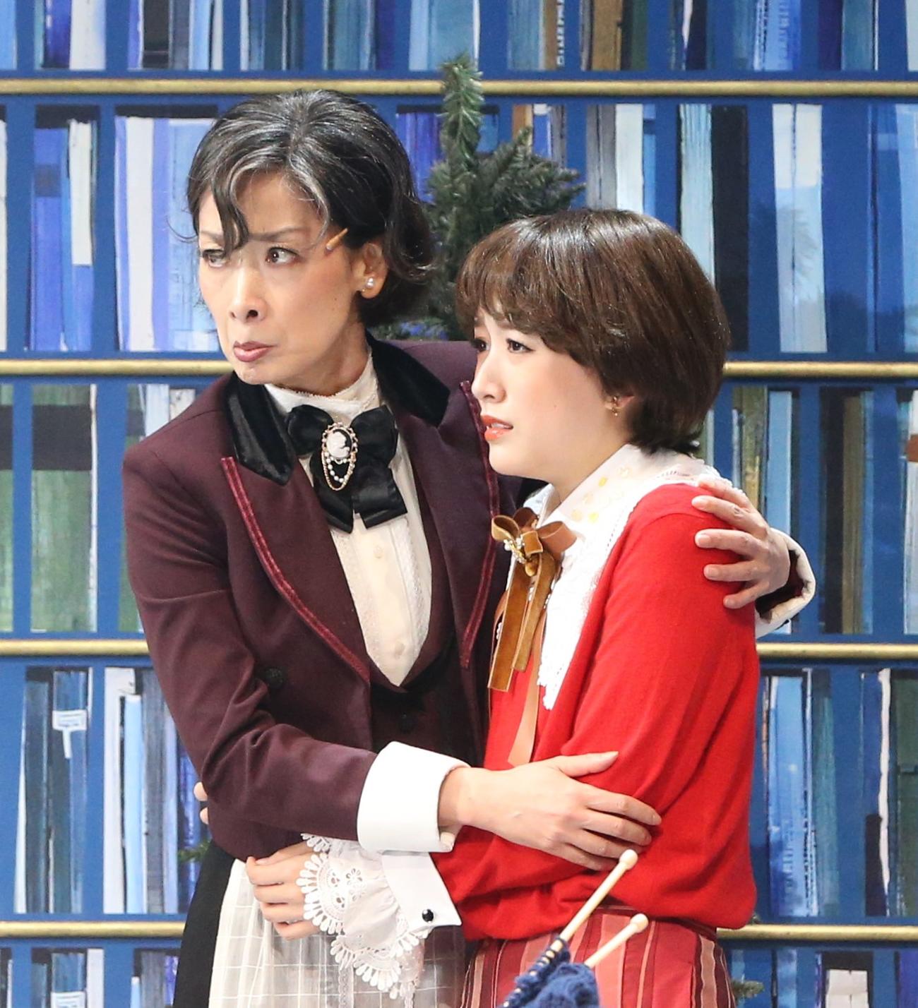 舞台「8人の女たち」の公開ゲネプロでシャネル役の久世星佳（左）とカトリーヌ役の花乃まりあ（撮影・藤塚大輔）