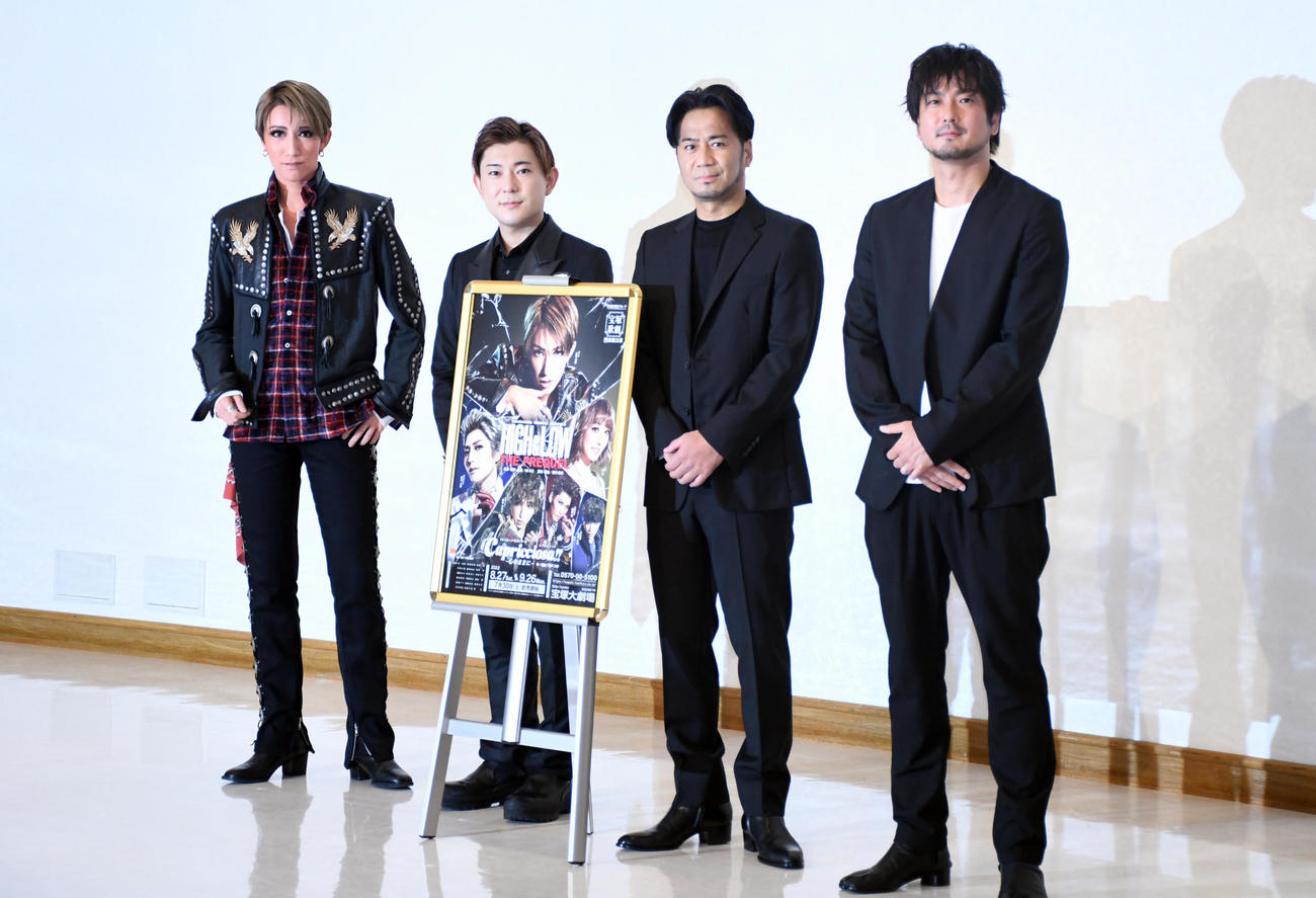 LDH JAPAN×宝塚歌劇団「HiGH＆LOW－THE PREQUEL－」通し舞台稽古に出席した、左から真風涼帆、野口幸作氏、EXILE HIRO、平沼紀久（撮影・大友陽平）