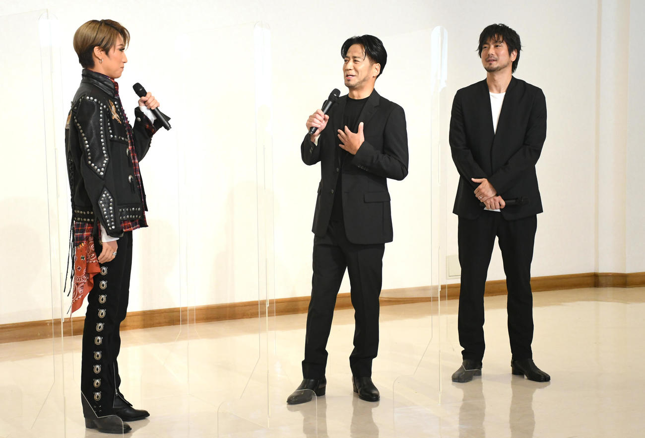 LDH JAPAN×宝塚歌劇団「HiGH＆LOW－THE PREQUEL－」通し舞台稽古前にEXILE HIRO（中央）からエールを受け取る真風涼帆。右は平沼紀久（撮影・大友陽平）