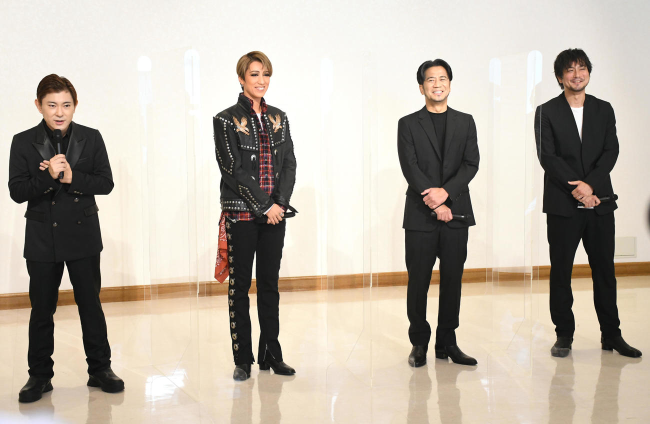 LDH JAPAN×宝塚歌劇団「HiGH＆LOW－THE PREQUEL－」通し舞台稽古前の取材で笑顔を見せる、、左から真風涼帆、野口幸作氏、EXILE HIRO、平沼紀久（撮影・大友陽平）