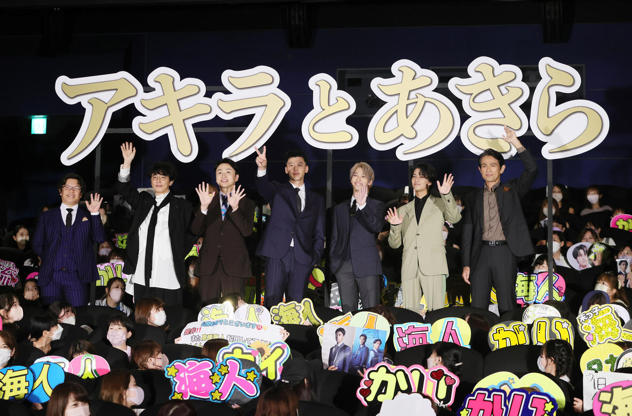 映画「アキラとあきら」初日舞台あいさつのフォトセッションで笑顔を見せる、左から三木孝浩監督、ユースケ・サンタマリア、児島一哉、竹内涼真、横浜流星、高橋海人、江口洋介（撮影・足立雅史）