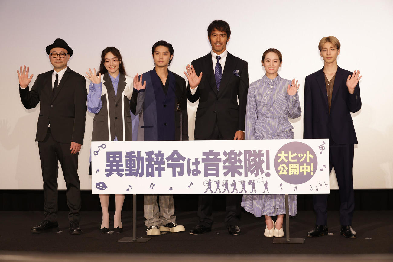 映画「異動辞令は音楽隊！」初日舞台あいさつを行った、左から内田英治監督、モトーラ世理奈、磯村勇斗、阿部寛、清野菜名、高杉真宙（撮影・中島郁夫）