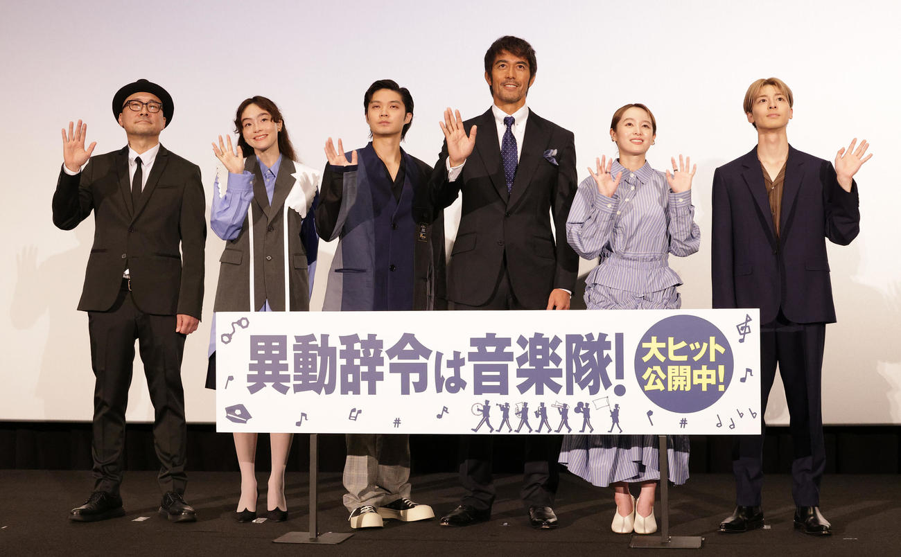 映画「異動辞令は音楽隊！」初日舞台あいさつを行った、左から内田英治監督、モトーラ世理奈、磯村勇斗、阿部寛、清野菜名、高杉真宙（撮影・中島郁夫）