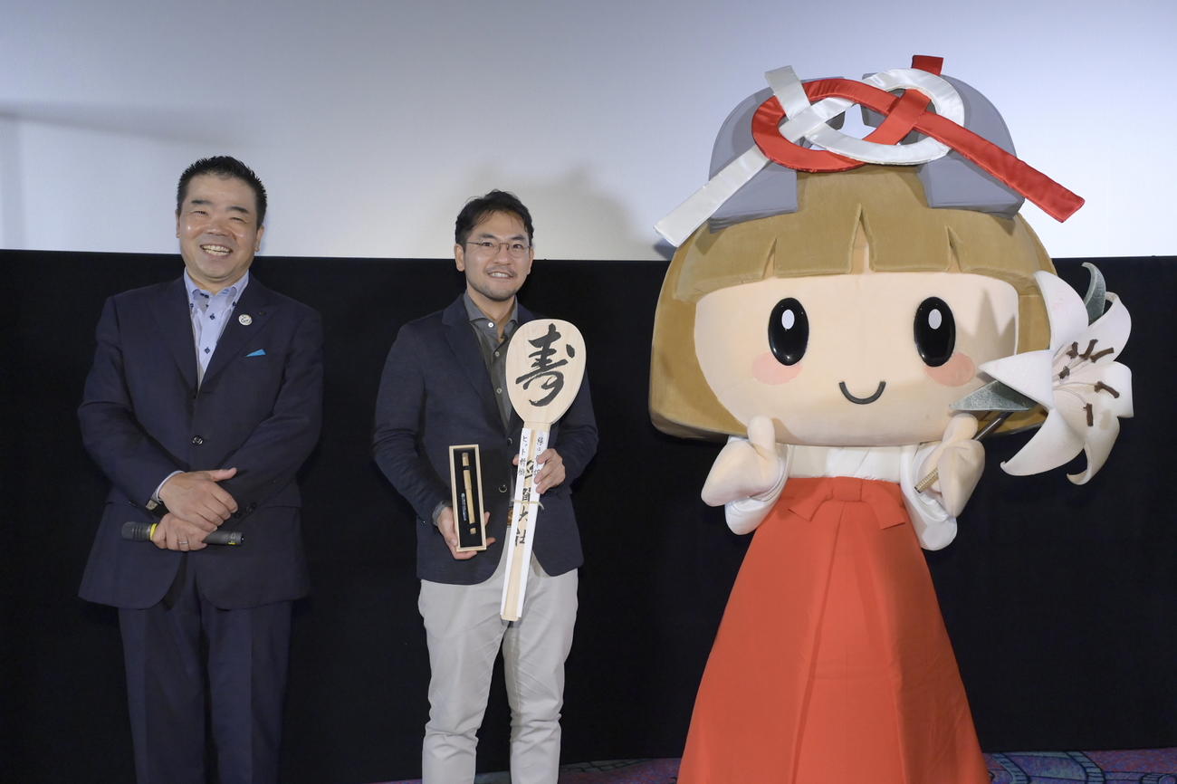 左から三日月大造滋賀県知事、小泉徳宏監督、滋賀県多賀町マスコットキャラクター・たがゆいちゃん