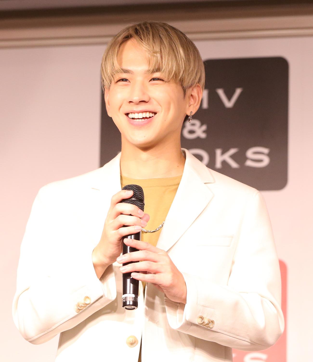 「佐藤友祐写真集Moment」発売記念イベントに登壇し笑顔を見せる佐藤友祐（撮影・藤塚大輔）