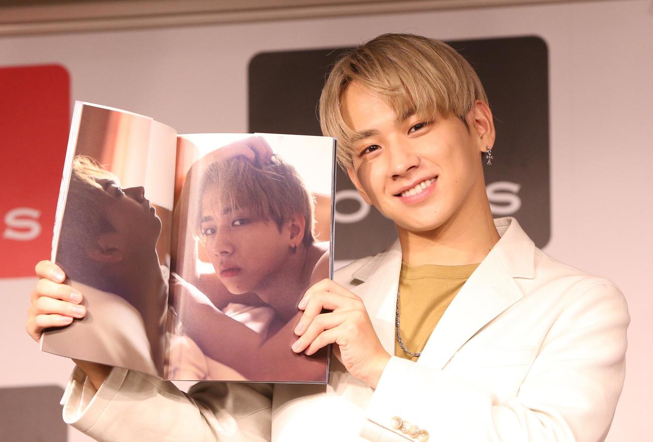 「佐藤友祐写真集Moment」発売記念イベントに登壇しお気に入りのショットを披露する佐藤友祐（撮影・藤塚大輔）