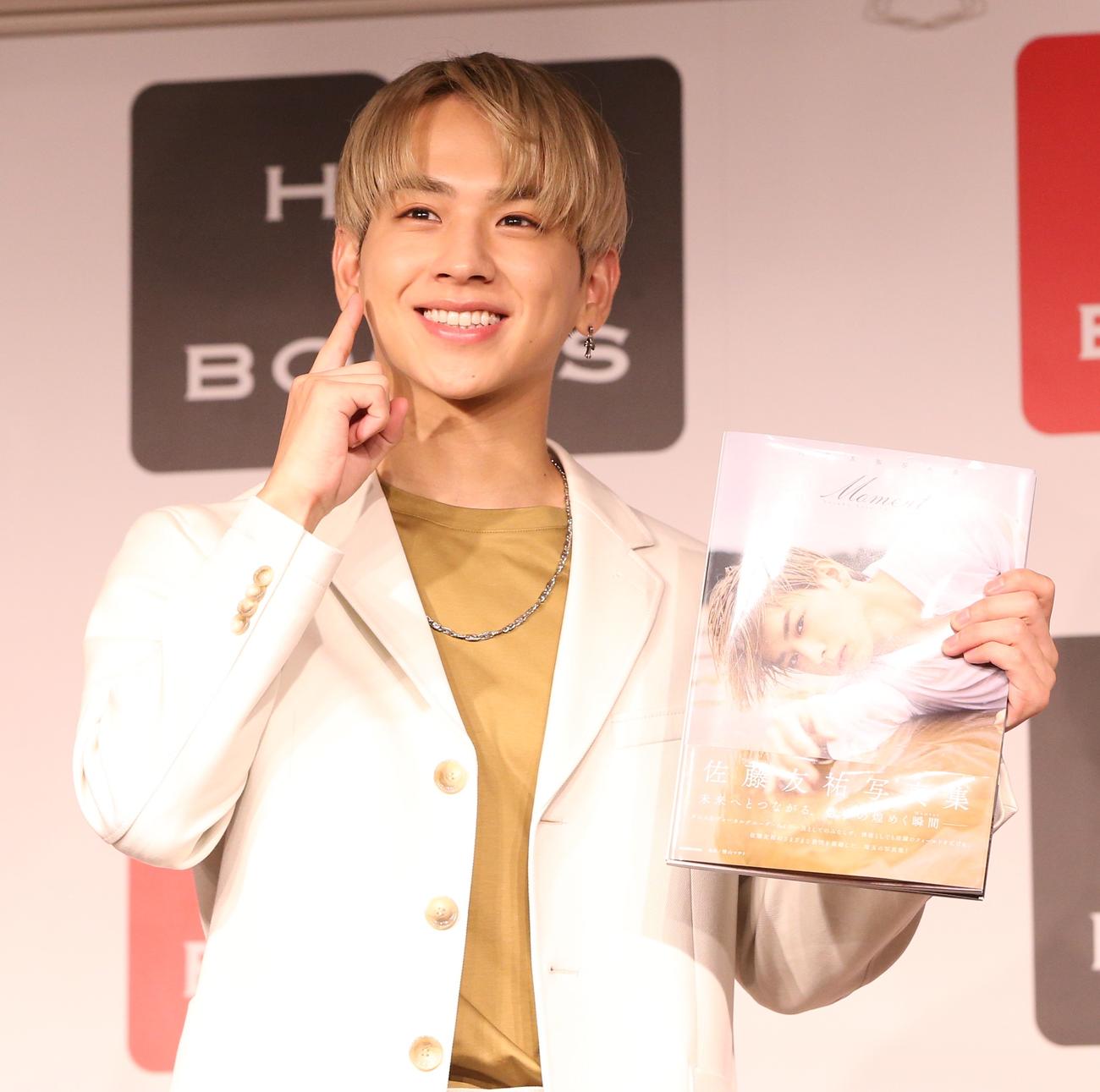 「佐藤友祐写真集Moment」発売記念イベントに登壇し笑顔を見せる佐藤友祐（撮影・藤塚大輔）