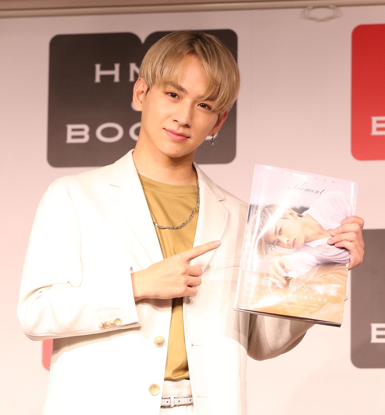 「佐藤友祐写真集Moment」発売記念イベントに登壇する佐藤友祐（撮影・藤塚大輔）