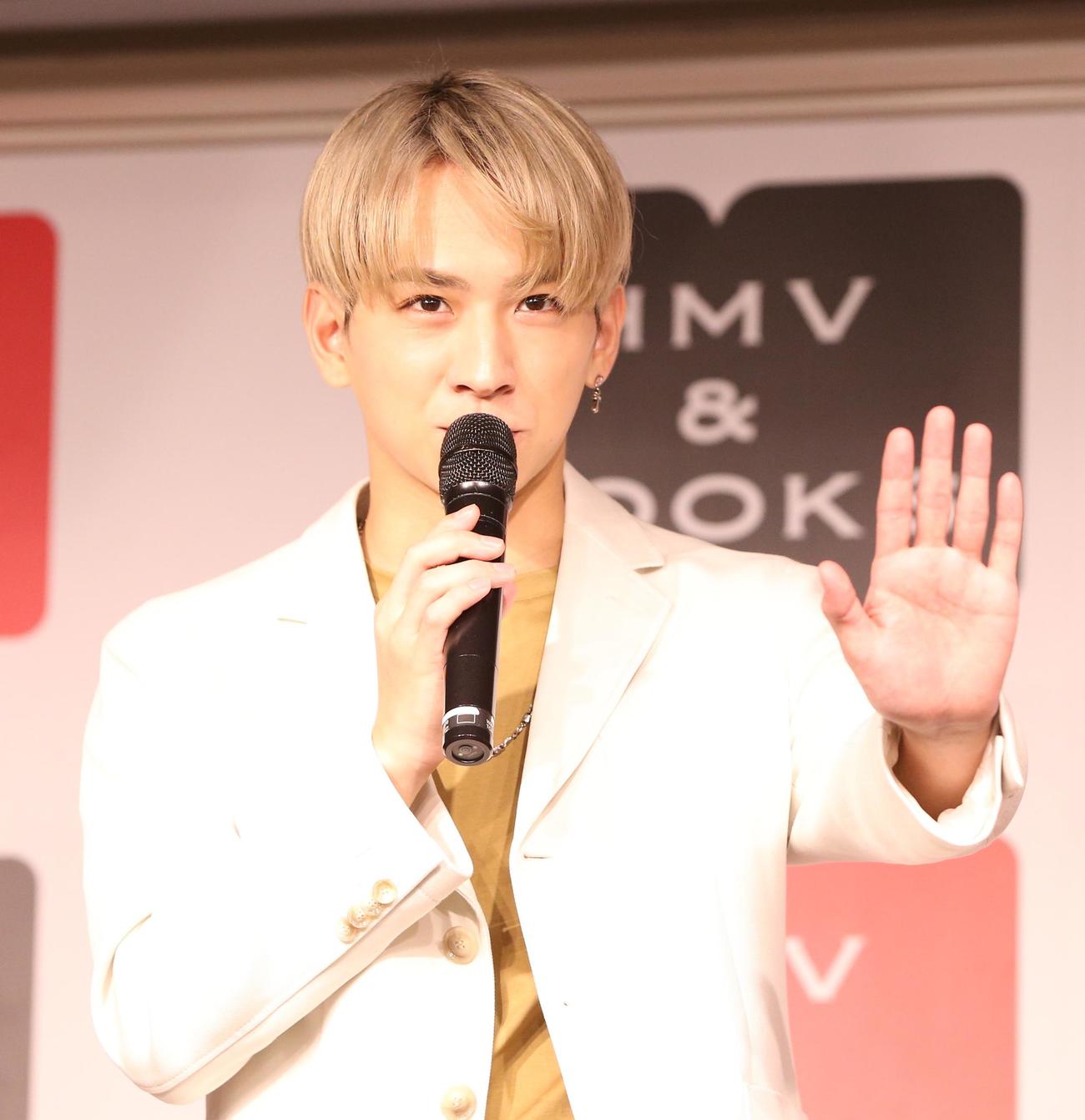 「佐藤友祐写真集Moment」発売記念イベントに登壇する佐藤友祐（撮影・藤塚大輔）