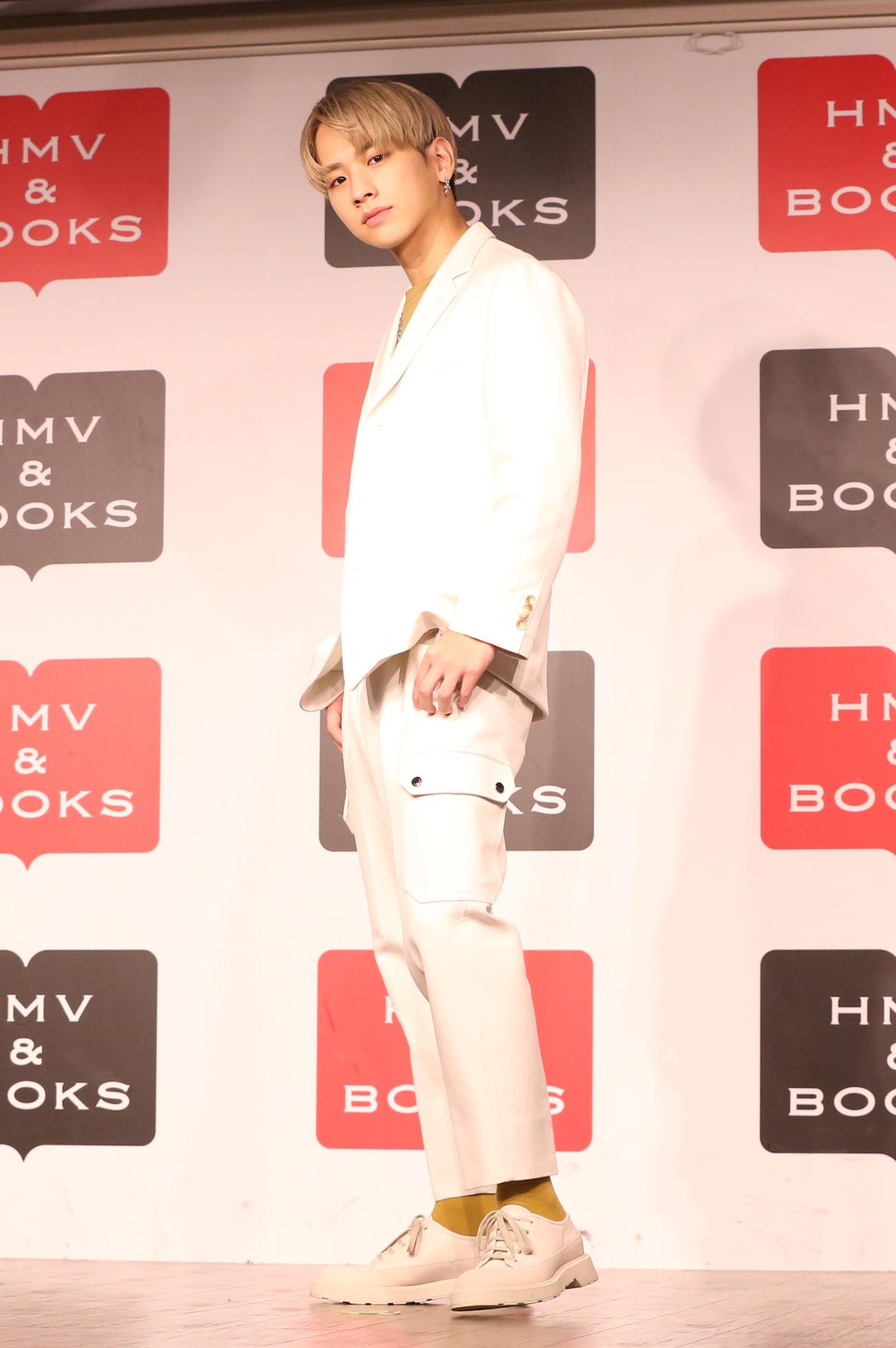 「佐藤友祐写真集Moment」発売記念イベント登壇するに佐藤友祐（撮影・藤塚大輔）