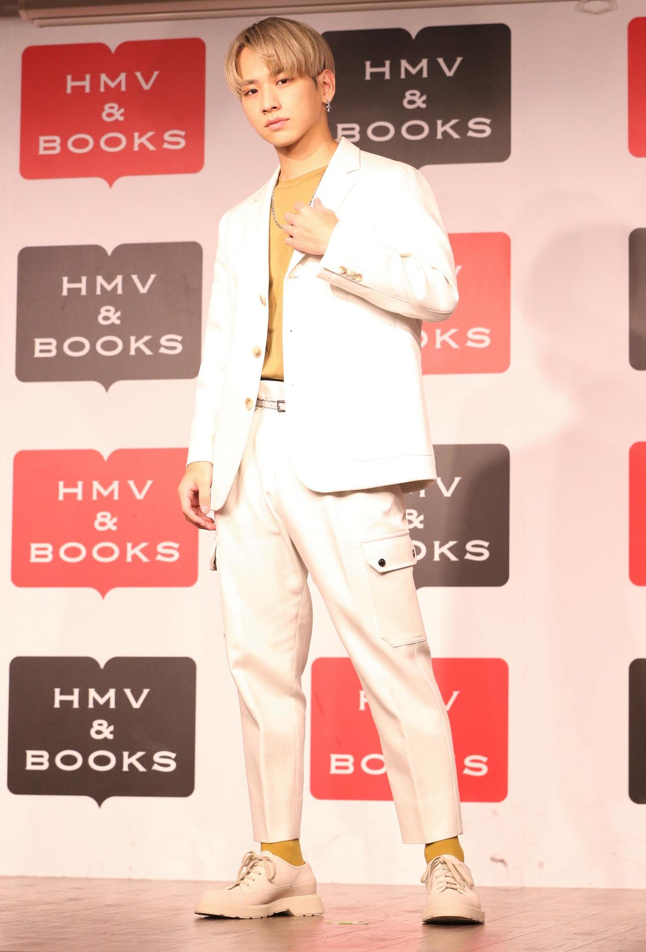 「佐藤友祐写真集Moment」発売記念イベントに登壇する佐藤友祐（撮影・藤塚大輔）
