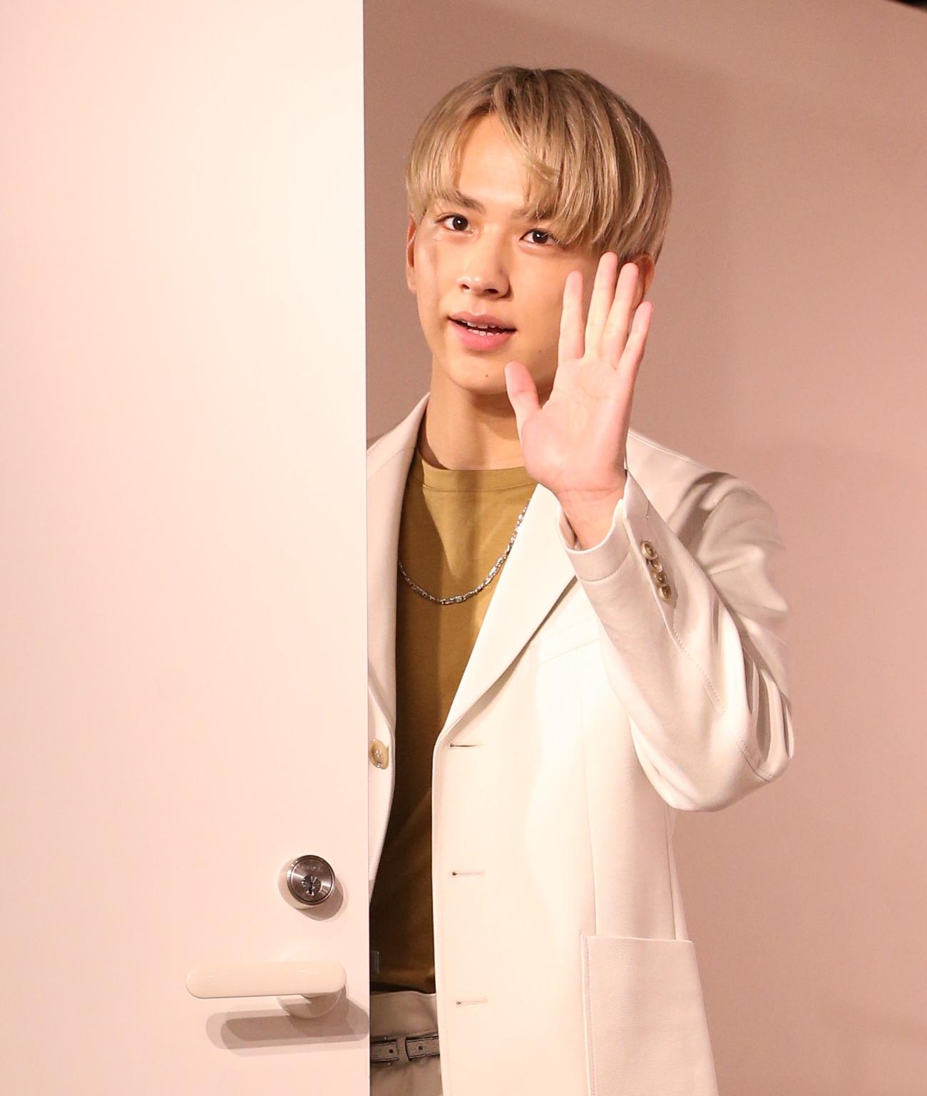 「佐藤友祐写真集Moment」発売記念イベントに登壇し手を振る佐藤友祐（撮影・藤塚大輔）