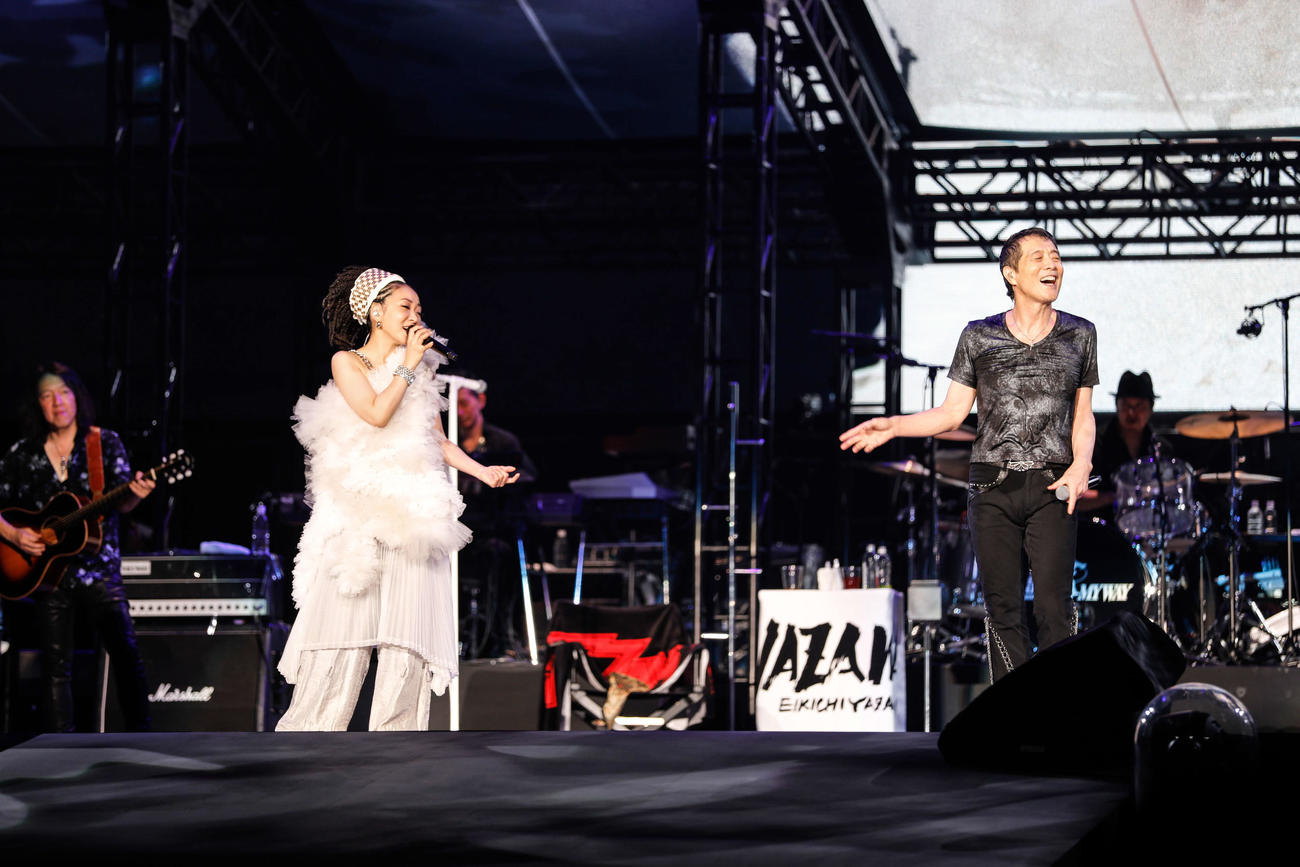 矢沢永吉と熱唱するMISIA（HIRO KIMURA氏撮影）