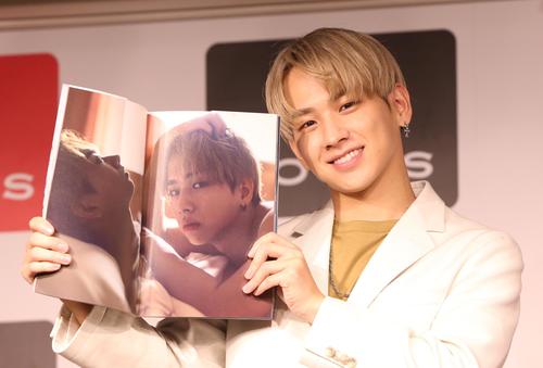 「佐藤友祐写真集Moment」発売記念イベントに登壇しお気に入りのショットを披露する佐藤友祐(撮影・藤塚大輔)