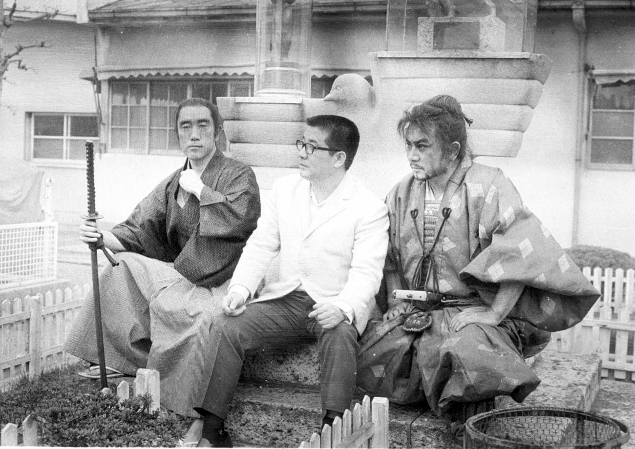 映画「人斬り」ロケを行う、左から三島由紀夫、五社英雄監督、勝新太郎（1968年撮影）