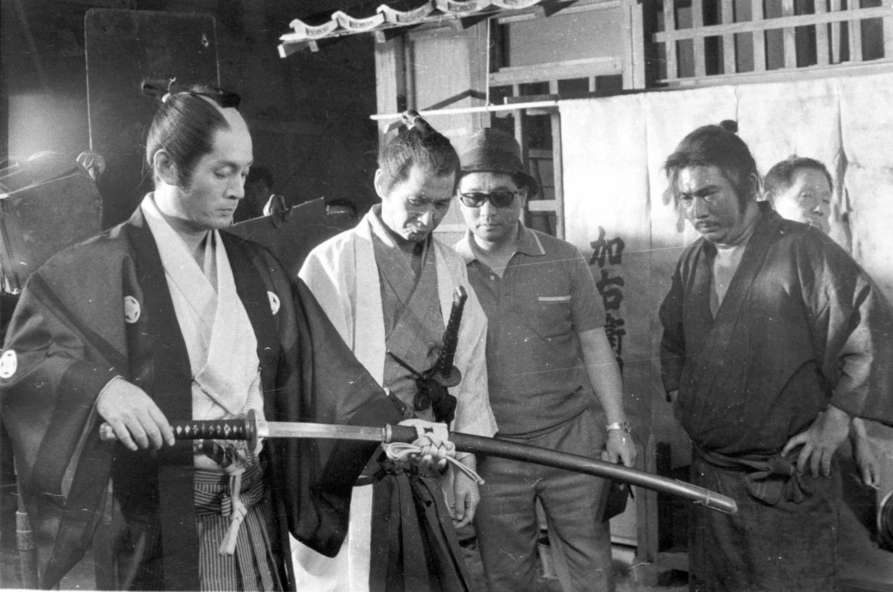 映画「人斬り」ロケを行う仲代達矢（左）、右から勝新太郎、五社英雄監督（1968年撮影）