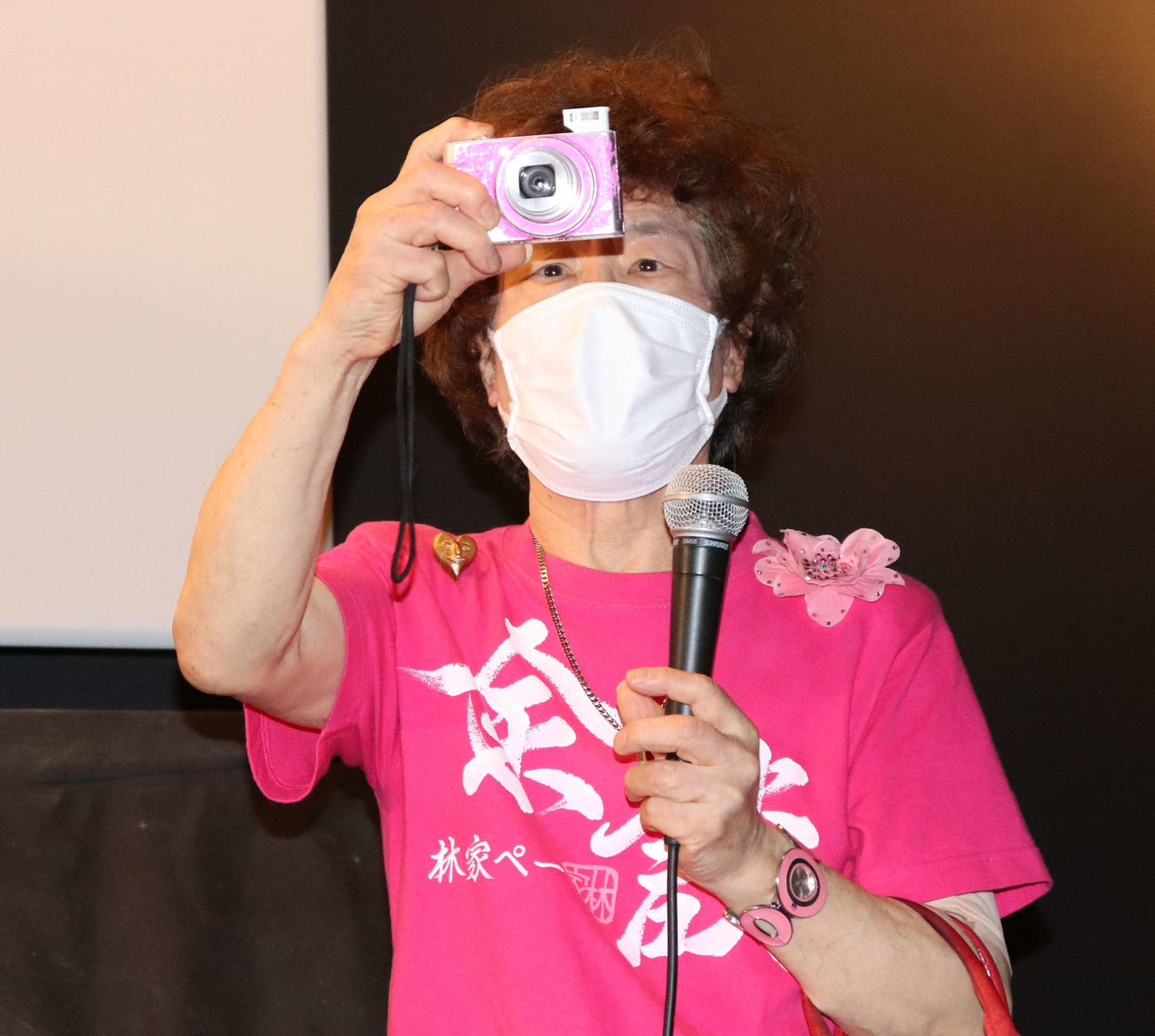 映画「でくの空」公開記念舞台あいさつで観客の写真を撮影する林家ペー（撮影・加藤理沙）