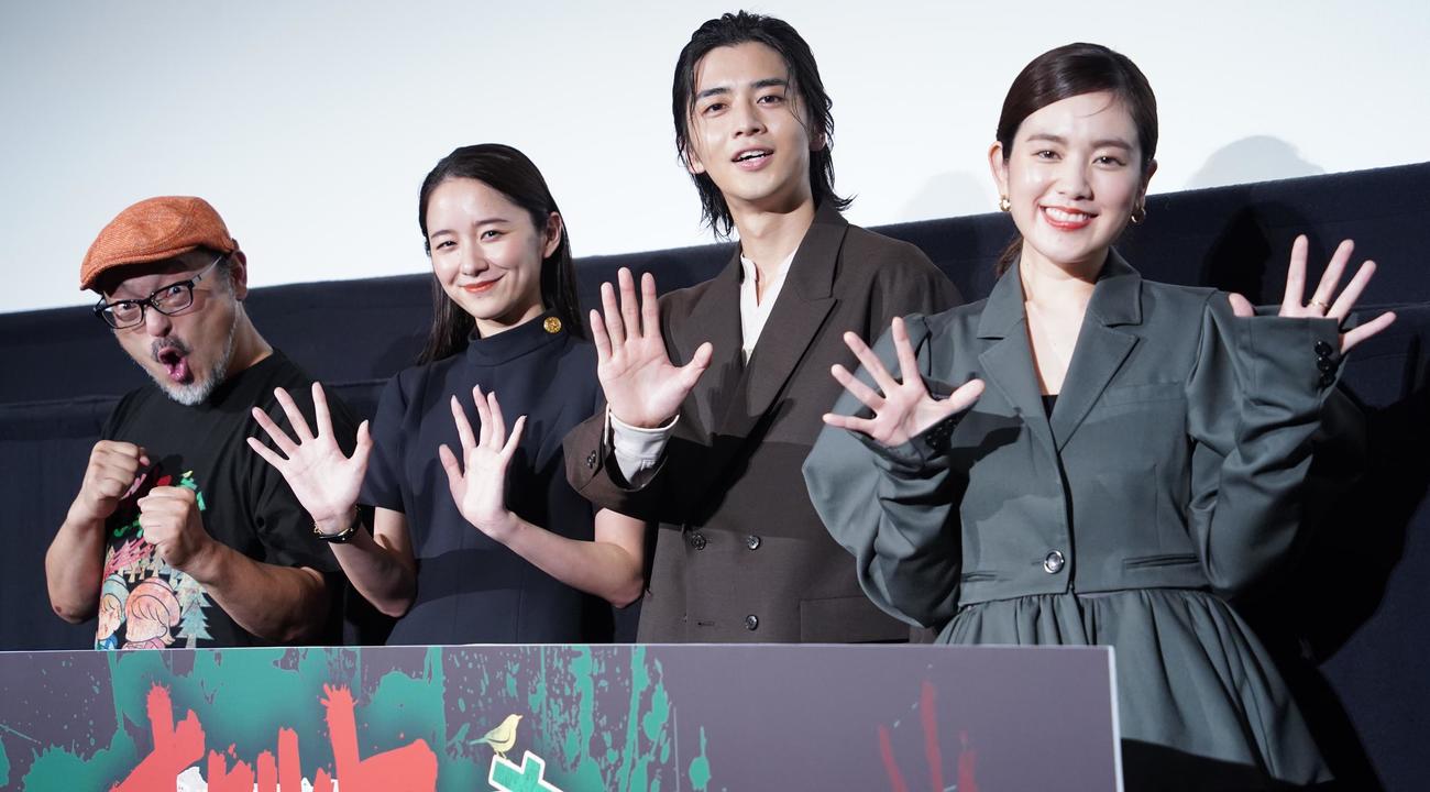 映画「オカルトの森へようこそ　THE MOVIE」初日舞台あいさつに登壇した、左から白石晃士監督、堀田真由、飯島寛騎、筧美和子（撮影・佐藤勝亮）