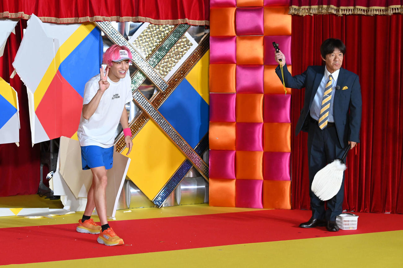 日本テレビ系「24時間テレビ45」でチャリティーランナーとしてマラソンに出発する、お笑いコンビ、EXITの兼近大樹（左）とスターターの内村光良